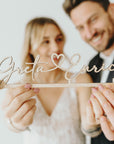 Escritura de nombres en madera para mesa de bodas o mesa de pastel.