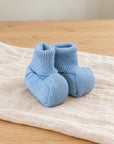 Set Berretto + Scarpine Neonato Azzurro Polvere con ricamo personalizzato