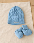 Set Berretto + Scarpine Neonato Azzurro Polvere con ricamo personalizzato