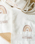 Conjunto Babero y Toalla Blanco + Bolsa Color Crudo