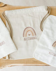 Conjunto Babero y Toalla Blanco + Bolsa Color Crudo