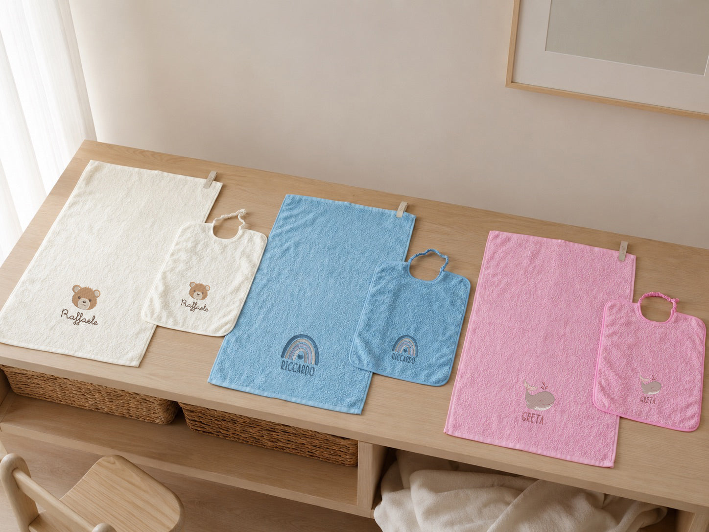 Set Asilo (Bavaglino + Asciugamano) con ricamo personalizzato