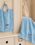 Set Asilo (Bavaglino + Asciugamano) con ricamo personalizzato