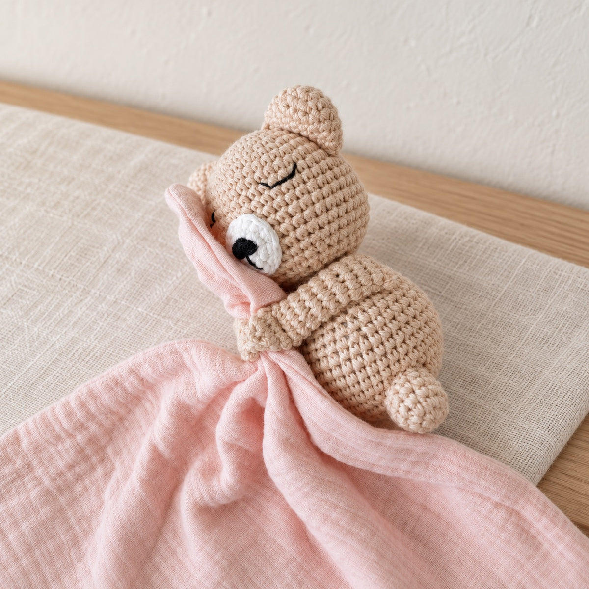 Doudou Orsetto in uncinetto e mussola con ricamo personalizzato