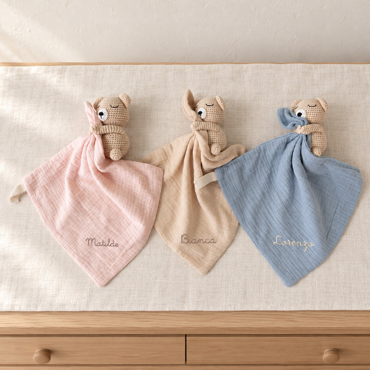 Doudou Orsetto in uncinetto e mussola con ricamo personalizzato