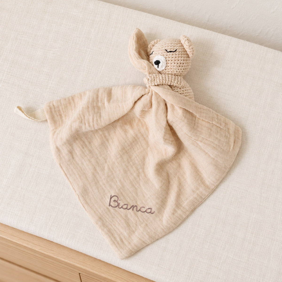 Doudou Orsetto in uncinetto e mussola con ricamo personalizzato
