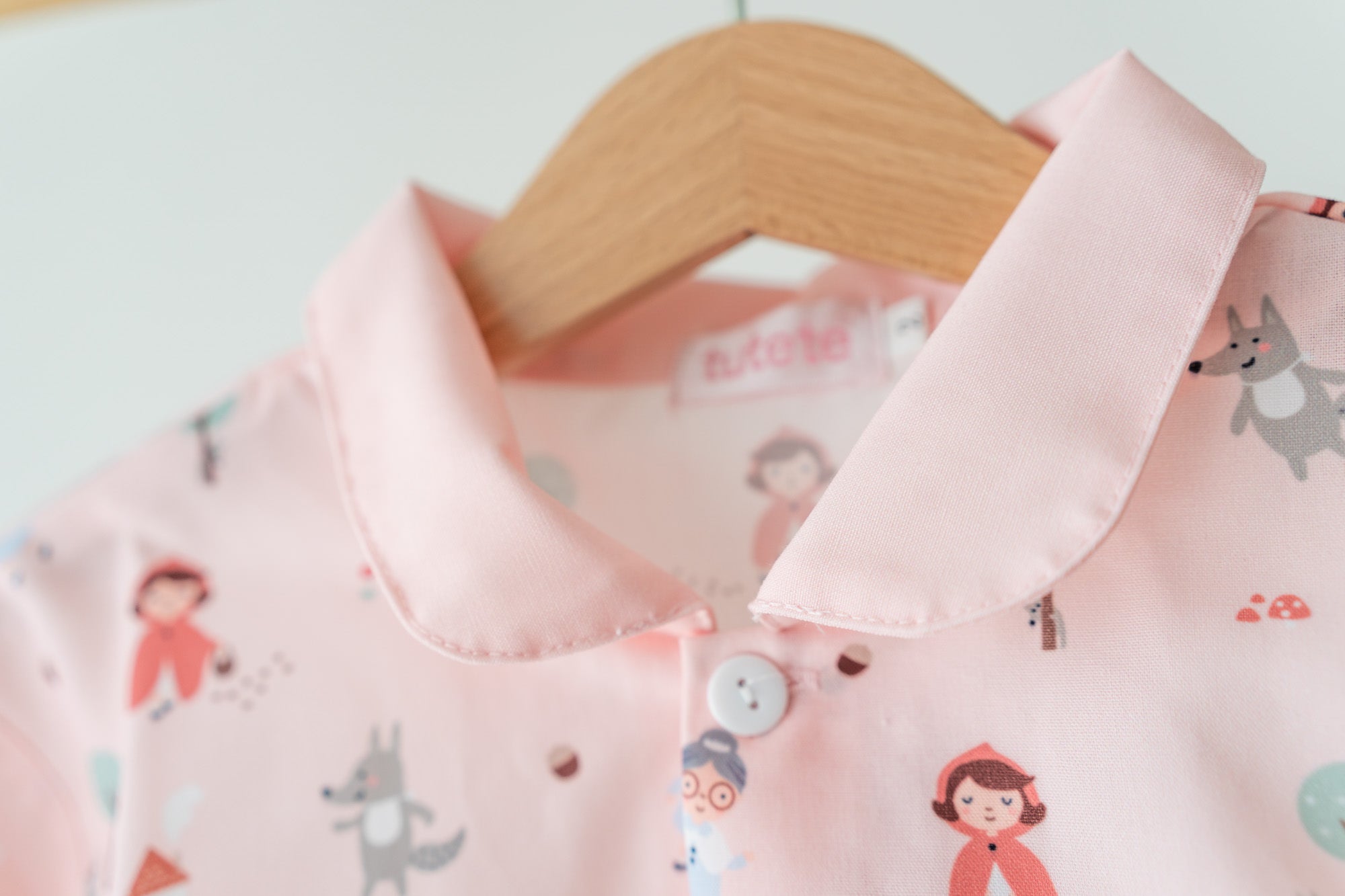 Grembiule Asilo Ricamato grafica &quot;Little Red&quot;