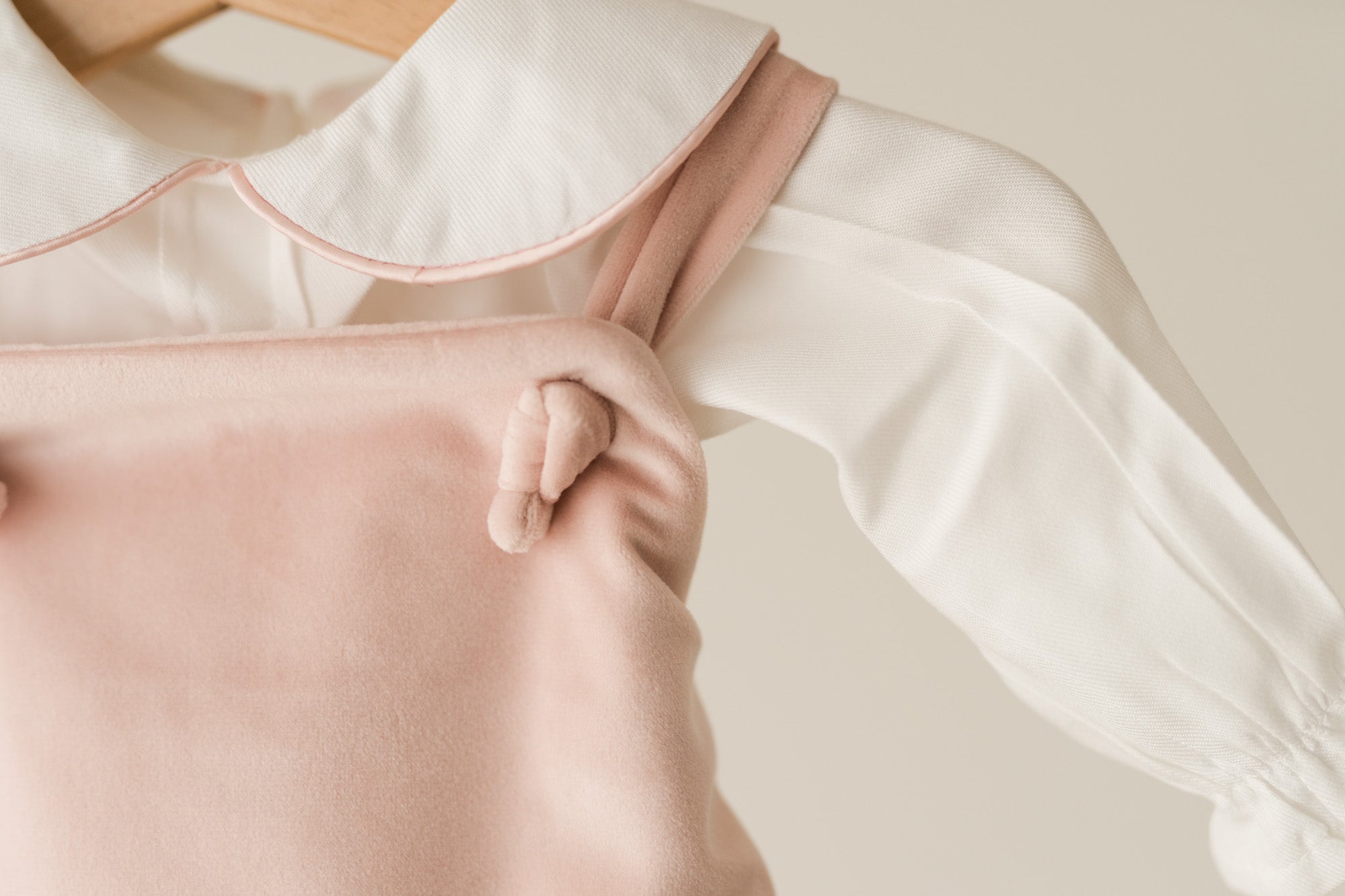 Salopette e Camicia cipria con ricamo personalizzato