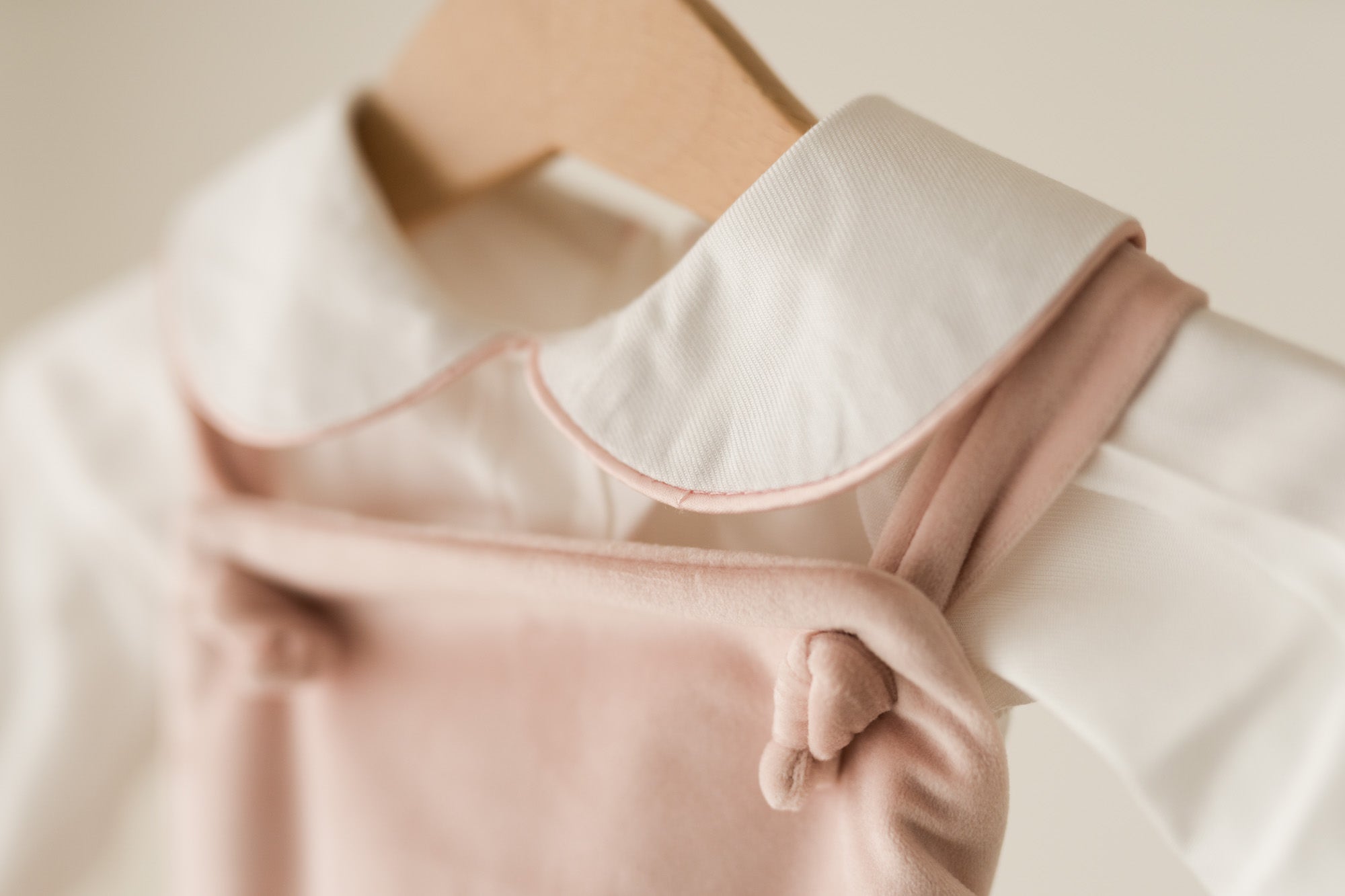 Salopette e Camicia cipria con ricamo personalizzato