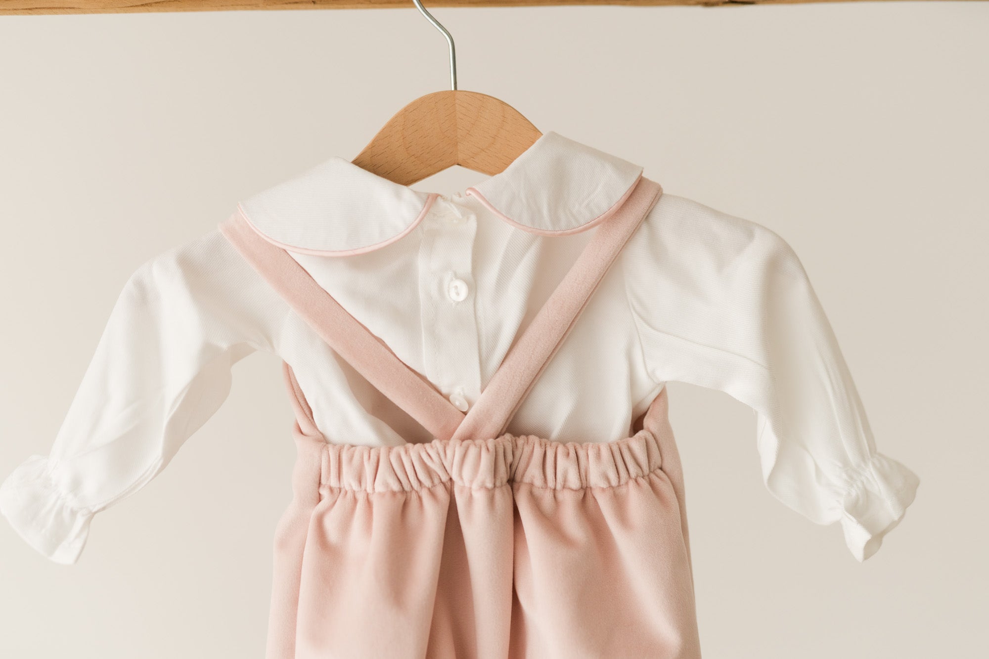 Salopette e Camicia cipria con ricamo personalizzato